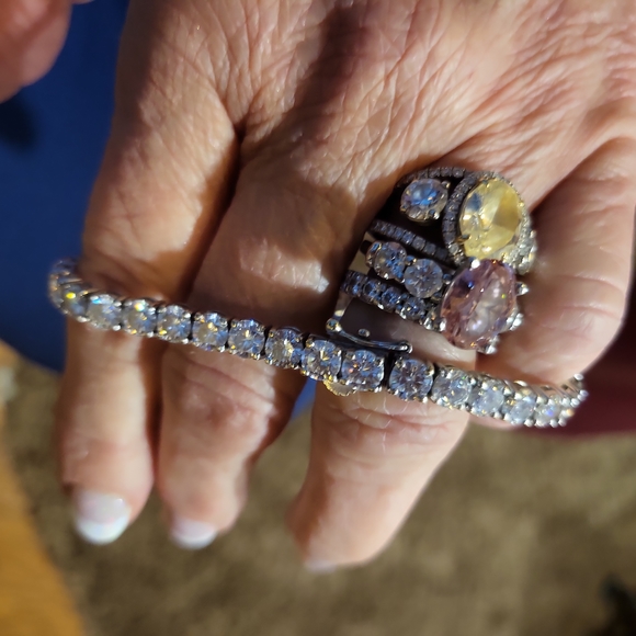 Forever One moissanite  Charles & Colvard,  18.50 ctw 14k gold 7 inch bracelet - Picture 9 of 12